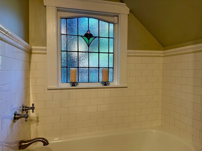 Building Photo - Gorgeous Maple Leaf Property - Huge Yard a...