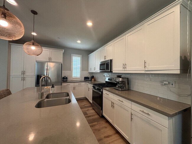 Building Photo - Updated 4 Bedroom 3.5 bath Condo located i...