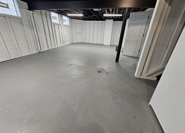 Building Photo - 3 Bed / 2 Bath Brick Home - showings start 12/3