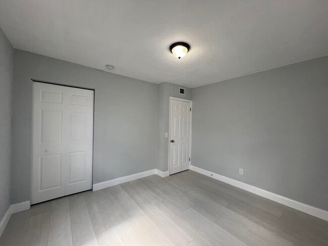Building Photo - 1273 W 34th St