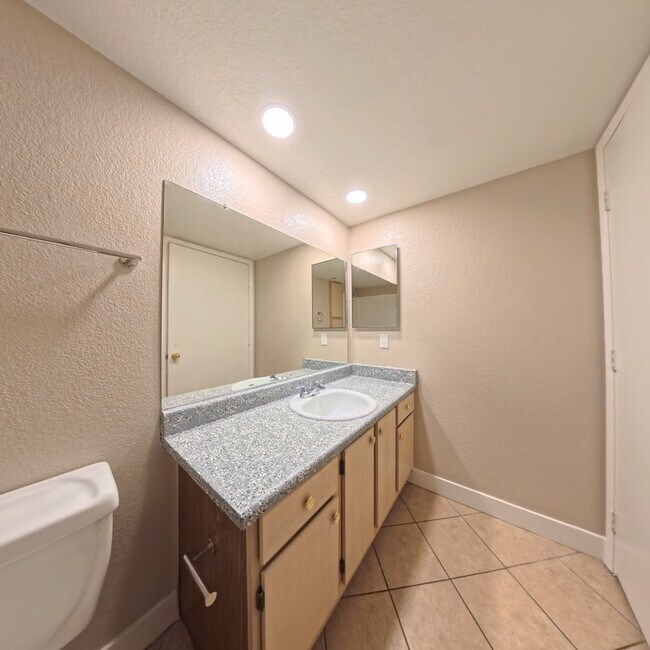 Building Photo - BEAUTIFULLY UPDATED 2 BED 2 BATH CONDO IN ...
