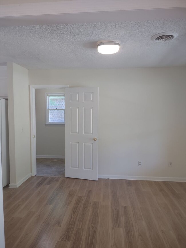 Building Photo - Wonderful Three Bedroom Home in Northeast ...