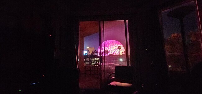 Building Photo - Fully furnished-full Sphere view