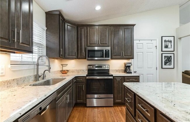 Building Photo - 3BR/2BR Home For Rent - Fenced Back Yard w...