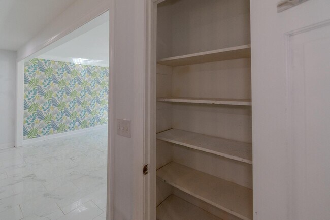 Building Photo - 428 Ingleside Dr