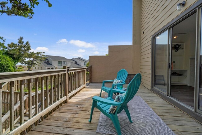 Building Photo - Ready NOW! 1 Block from the Bay! Pet Frien...