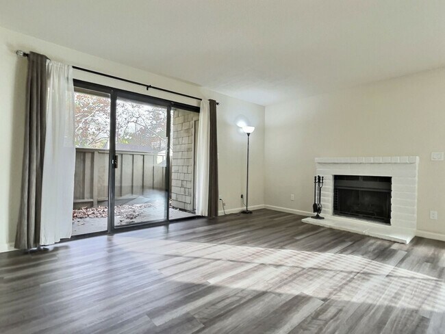 Primary Photo - 1 Bed/1 Bath Updated Condo with Great Amen...
