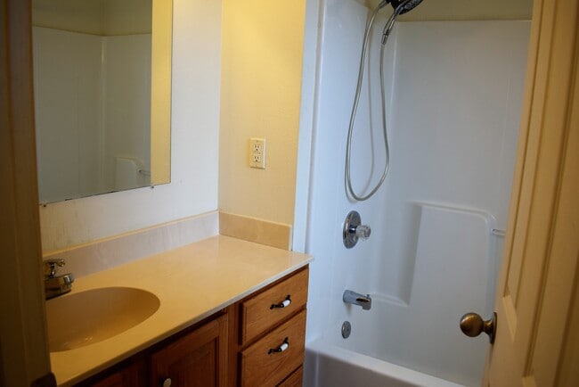 Building Photo - Spacious 3 bedroom, 2.5 bathroom duplex!