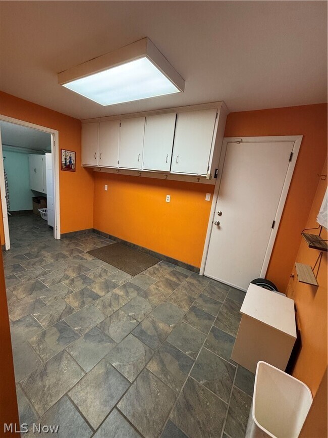 Building Photo - 2545 Buckhurst Dr