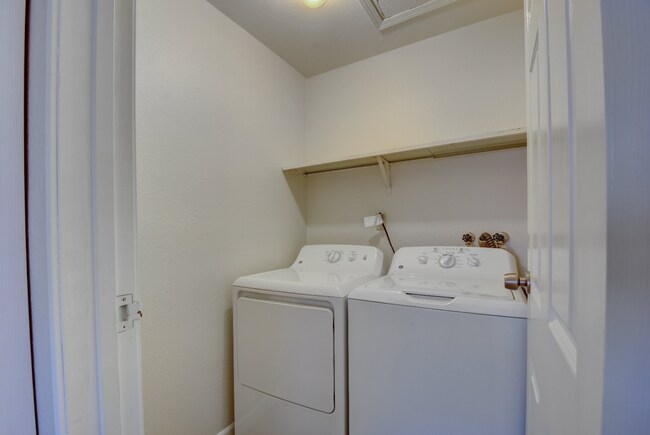 Building Photo - 2BR/2BA Charming Condo in Denver!