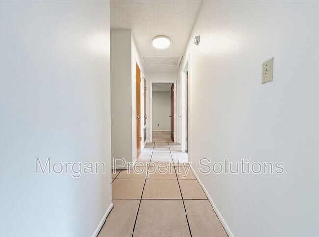 Building Photo - 1221 Poinsettia Ave