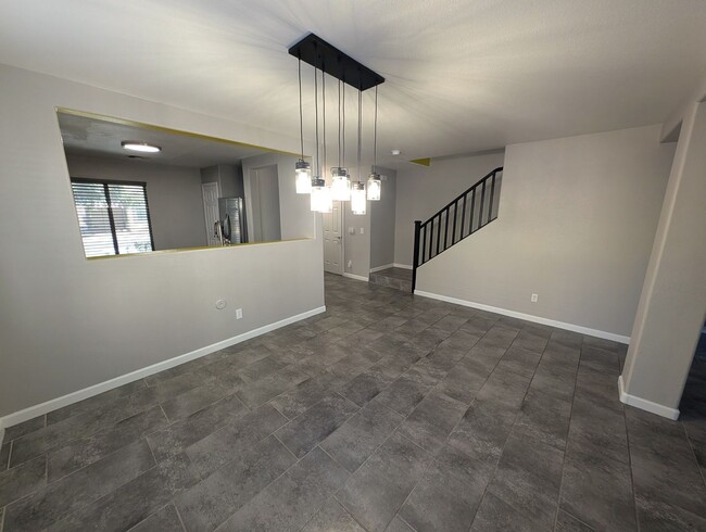 Building Photo - 3 Bedroom Home in the Waterford Square Com...