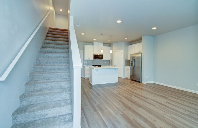 Building Photo - Beautiful Townhouse with Easy Access to Everything!