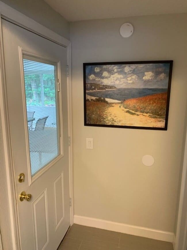 Building Photo - For Rent 4-Bedroom, 2-Bathroom single-family home