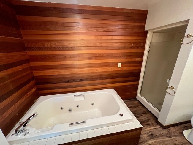 Building Photo - *Half-Off 1st Month's Rent!* Large Updated...