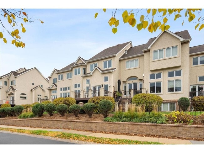 Building Photo - 517 River St