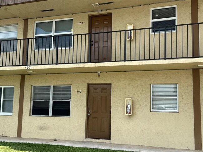 Building Photo - 402 Lakeside Dr