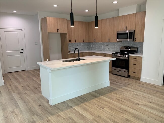 Building Photo - 9026 Scott St