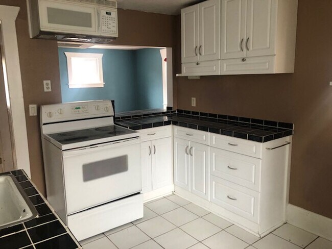 Building Photo - VINTAGE BUNGALOW NEAR CORBIN PARK AVAILABLE NOW!!