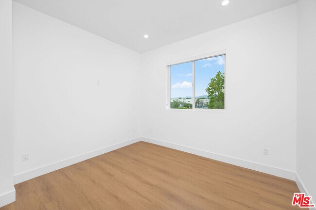 Building Photo - 5248 Auckland Ave