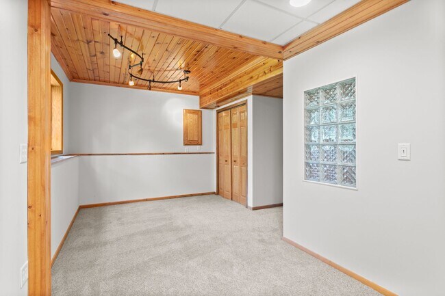 Building Photo - Rent in Andover 4 bd 3 ba 5 garage stalls, 1 AC avail NOW: $2,895/mo plus utilities.