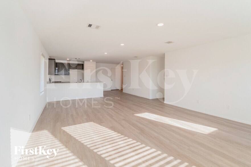 Building Photo - 453 Maple Bnd Ln