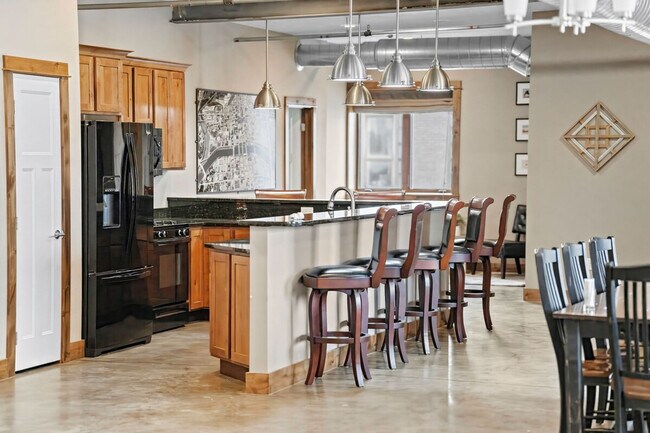 Building Photo - 301 E Walnut St