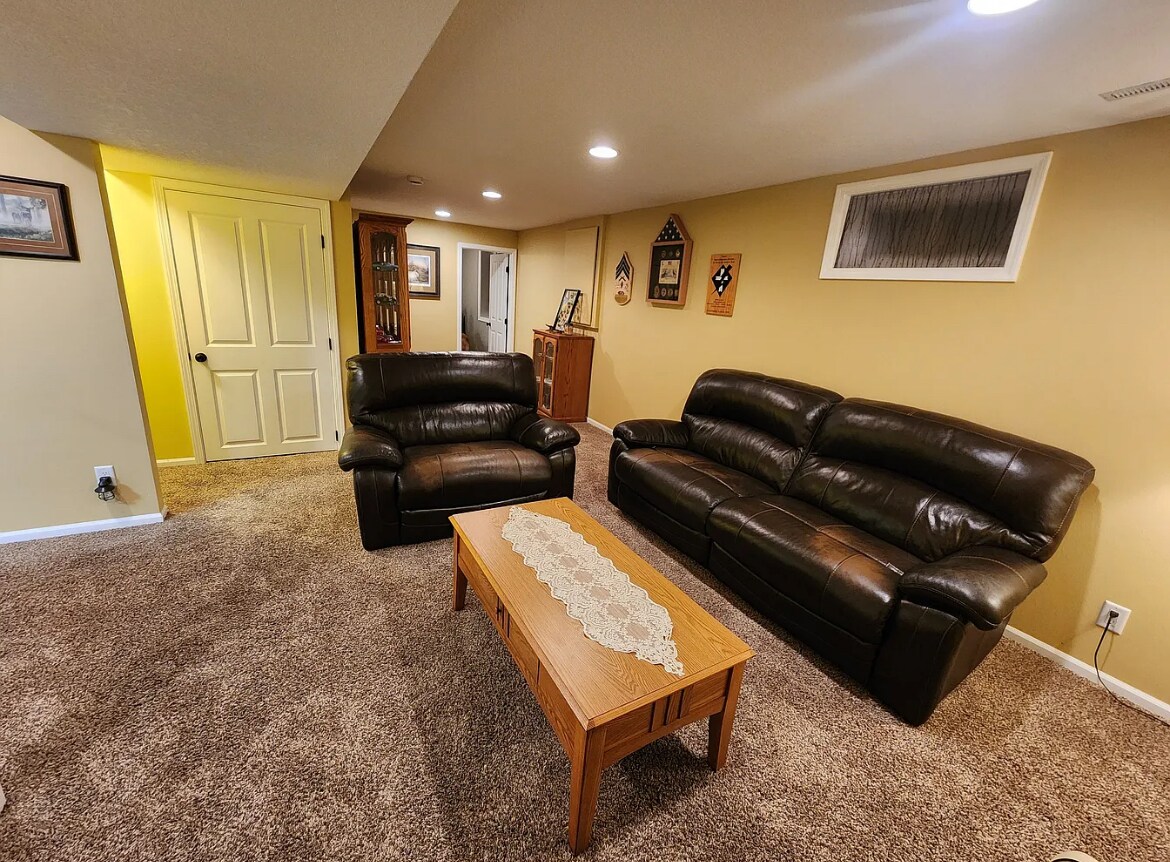 Building Photo - 210 NE 12th Street Pl