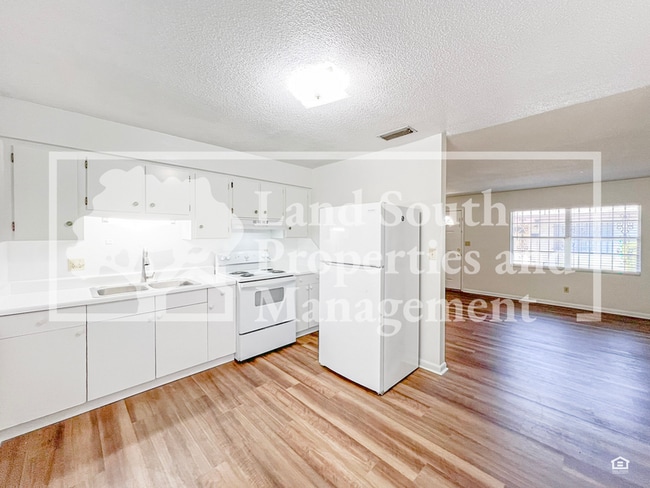 Building Photo - 318 Ariana St