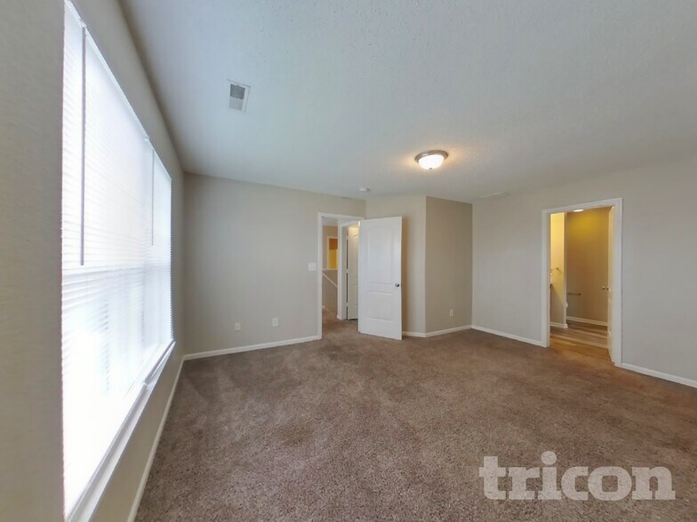 Building Photo - 2195 Lakecrest Dr