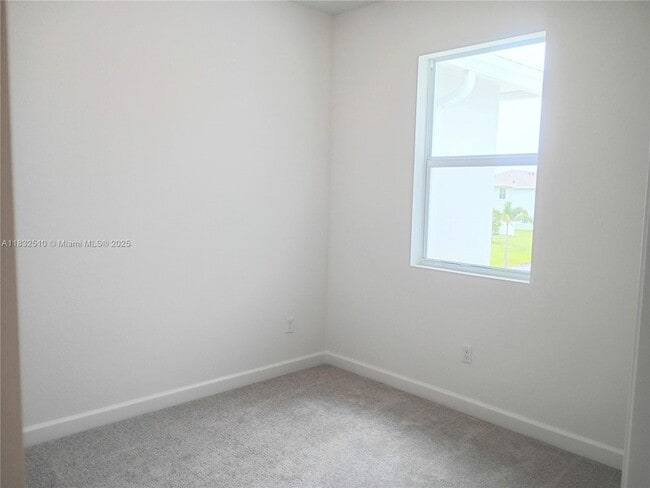 Building Photo - 329 SE Crossoak Ln