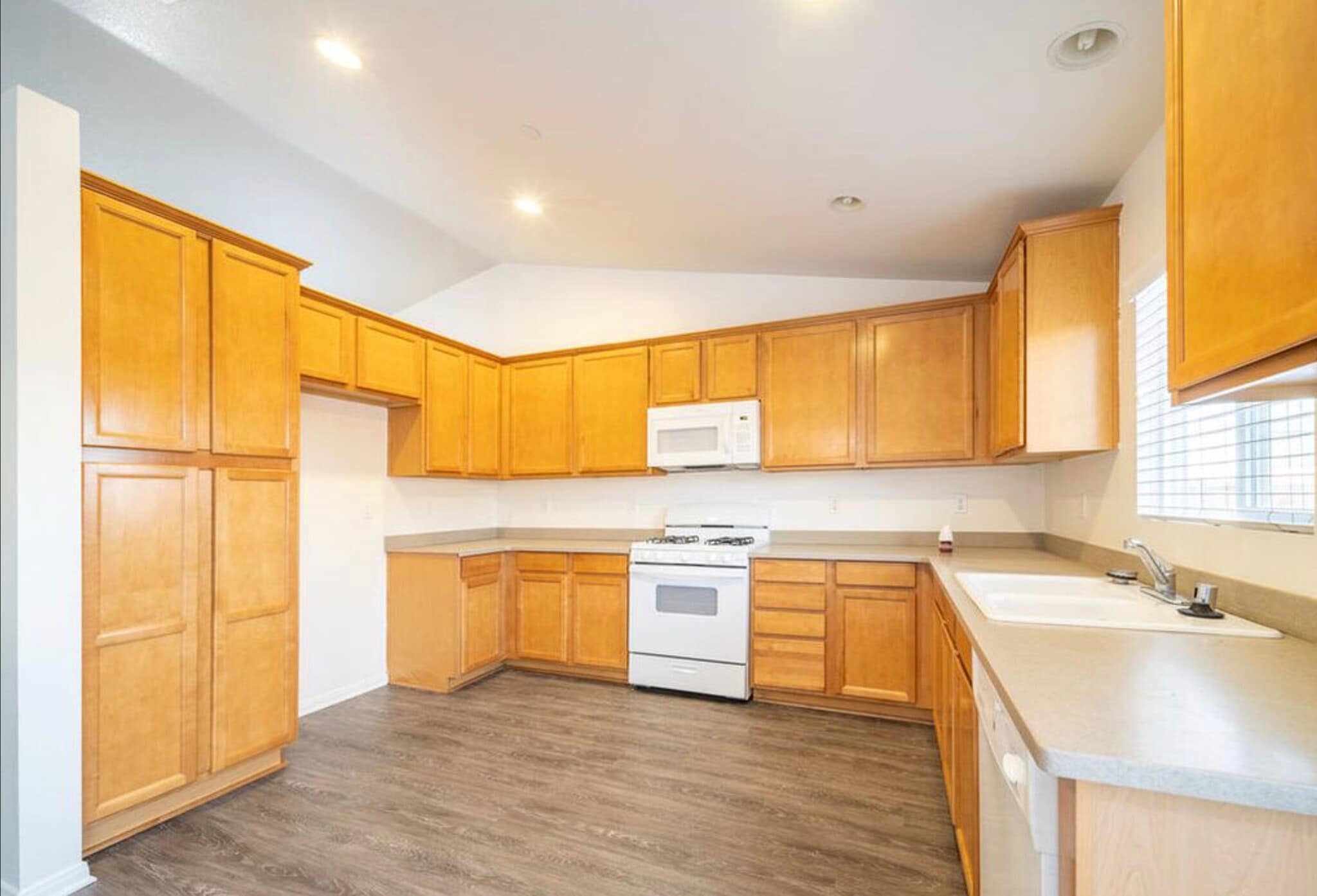 Building Photo - 1036 Playa del Norte