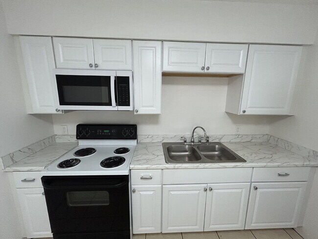 Building Photo - "Charming 3-Bedroom Home in St. Petersburg with Spacious 1,199 Sq Ft Layout!"