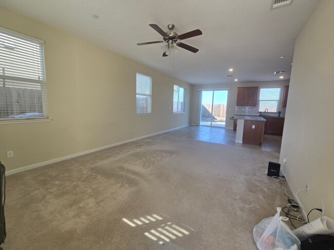 Building Photo - 3 Br 2 Bath Available 12/1