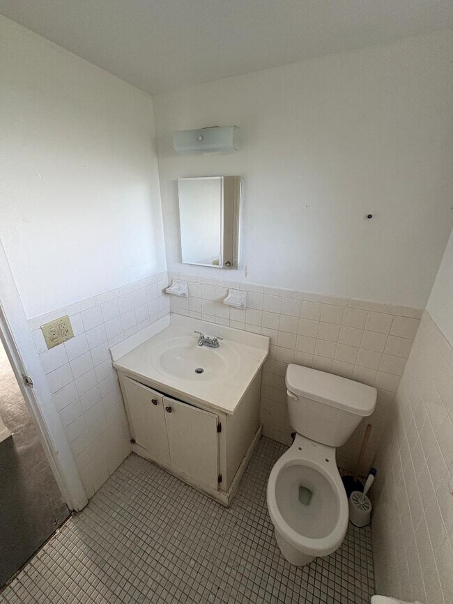 Building Photo - 1406 Barton Rd