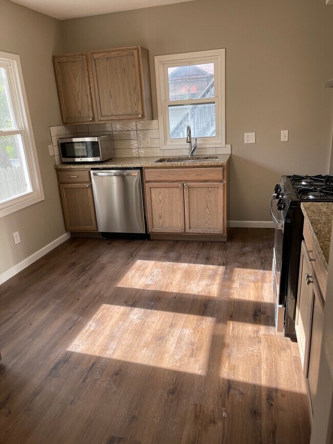 Building Photo - 1530 E 14th St