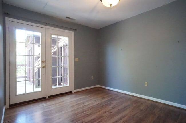 Building Photo - 4 Bed / 3 Bath.  Pet Friendly.  Reserved Parking. Master on Main.