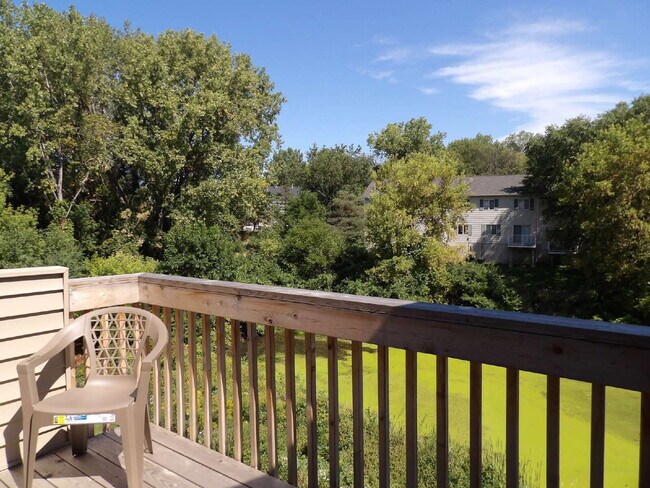 Building Photo - 2 Bed | 2 Bath Third Floor Condo