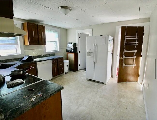 Building Photo - 14 Dow St