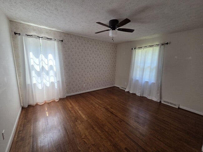 Building Photo - College Park Subdivision - 4-5 BR Single Family Home