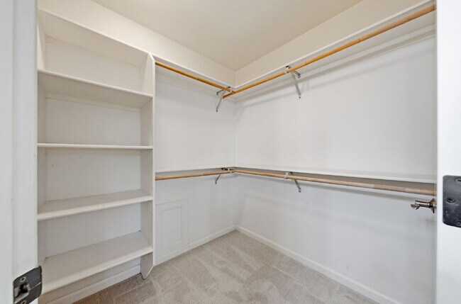 Building Photo - Very clean move in ready dog friendly
