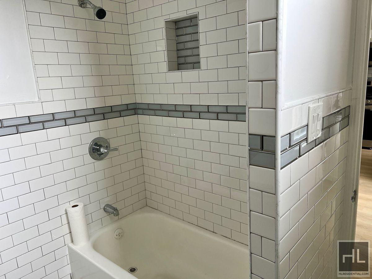 Building Photo - Top Floor 2BR 1BA Lofty Space w/ Laundry I...