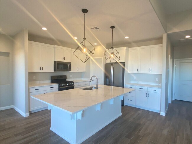 Building Photo - Beautiful home in the Ledges