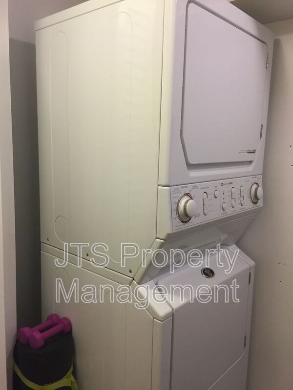 Building Photo - 6074 Vía Casitas