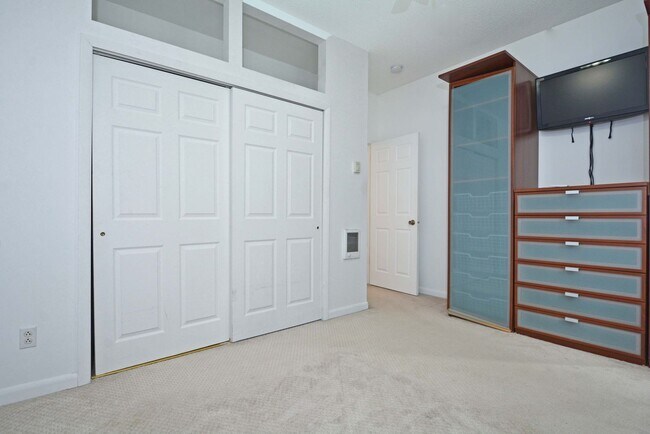 Building Photo - Spacious 4-Bed 3-Bath Home Available Now in NE Minneapolis!