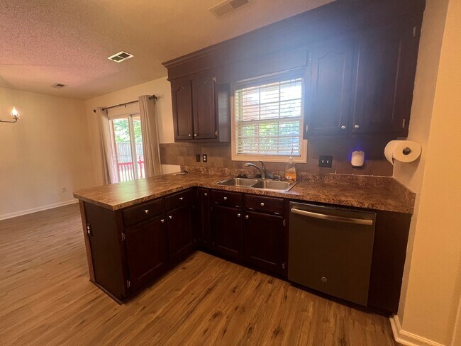 Building Photo - 3290 Valencia Dr