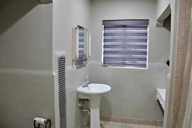 Building Photo - Charming 3-Bedroom Home for Rent in El Pas...