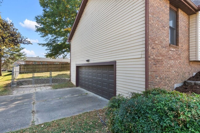 Building Photo - Spacious House in Cape Girardeau, Alma Schrader School District