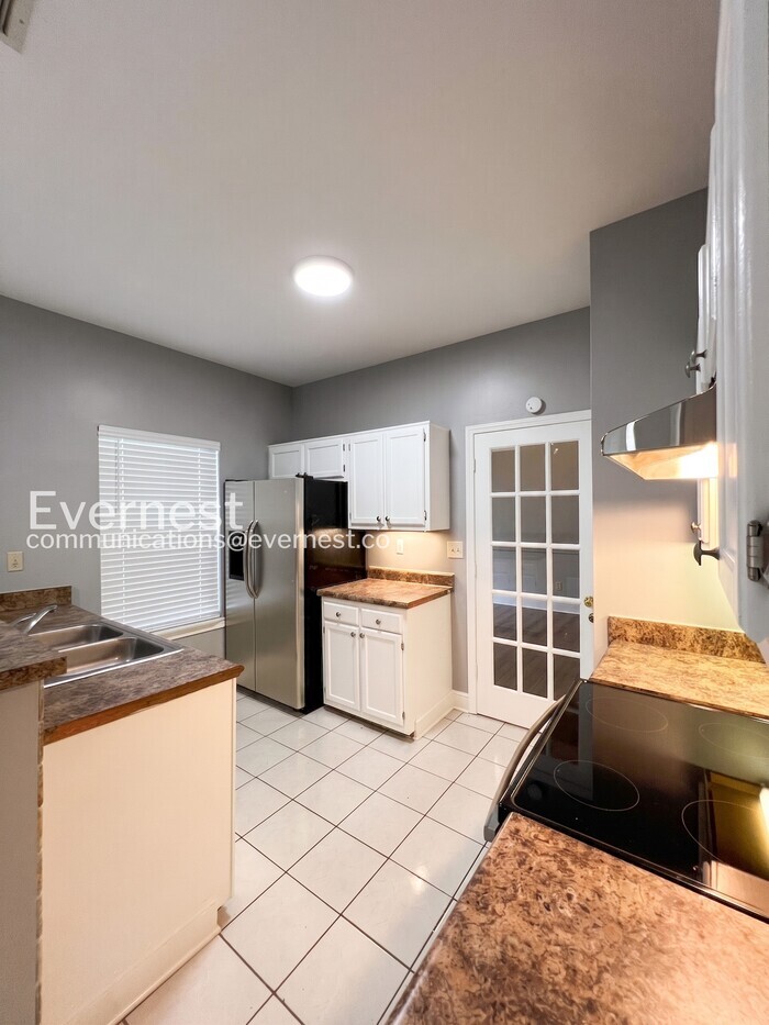Building Photo - 7900 Hunter's Crossing