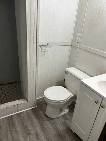 Building Photo - 305 1/2 Elm St